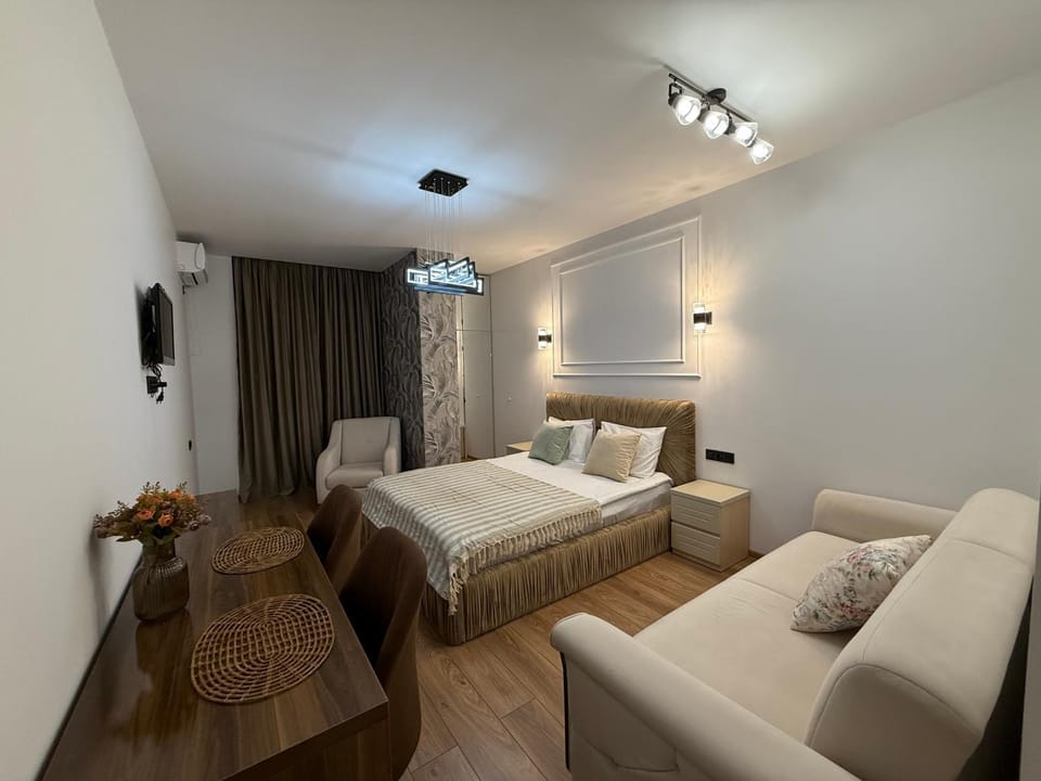 Bed, TV and multimedia, Seating area, Bedroom