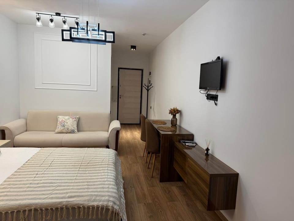 Bed, TV and multimedia, Seating area, Bedroom