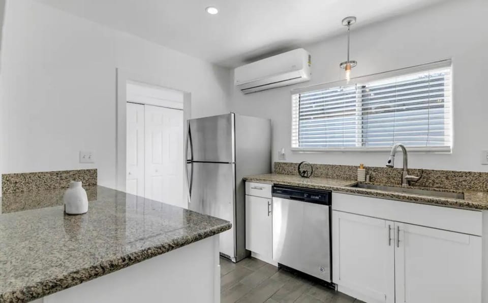 Luxury Mid City Home With Firepit Apartment hotel in San Fernando Valley