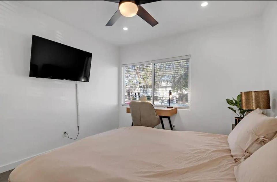 Luxury Mid City Home With Firepit Apartment hotel in San Fernando Valley