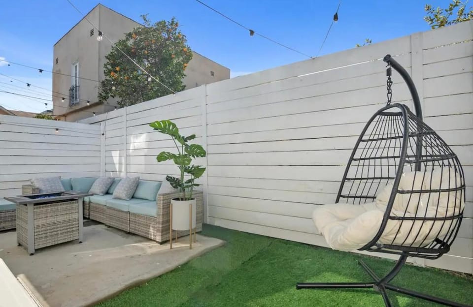 Luxury Mid City Home With Firepit Apartment hotel in San Fernando Valley