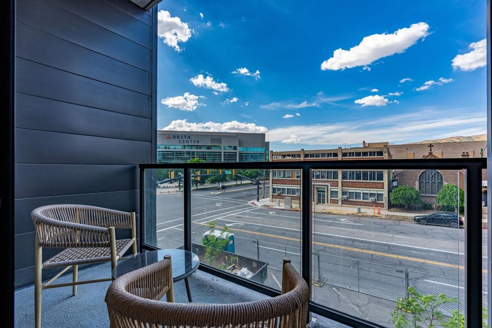 Downtown SLC Luxury 1BD 1BA - Pool HotTub 24hrGym Apartment in Salt Lake City