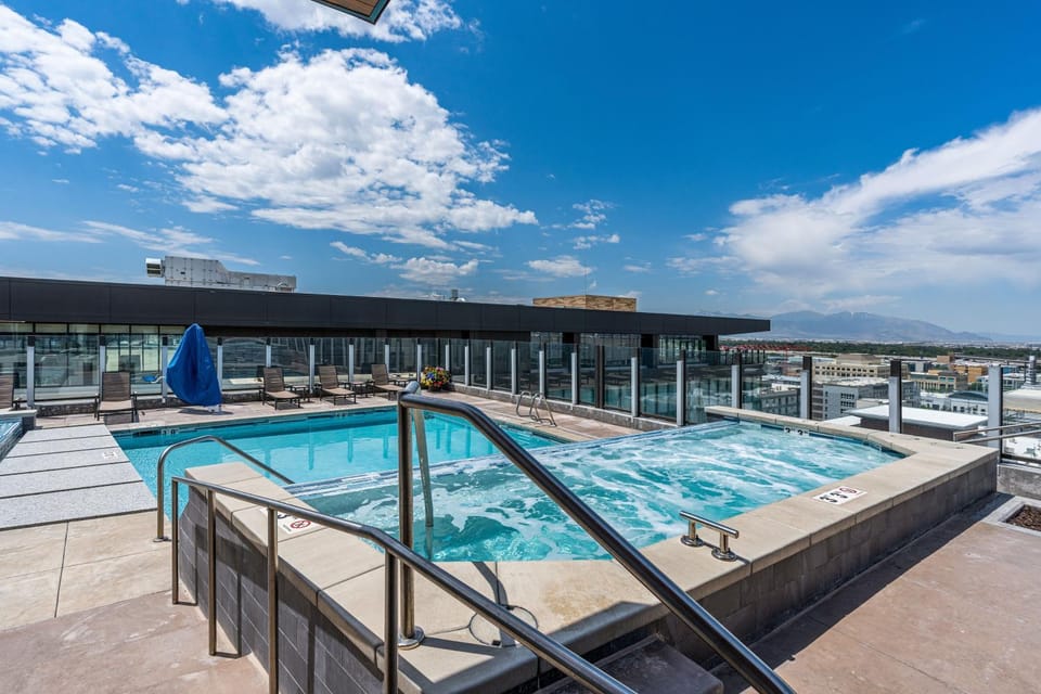 Downtown SLC Luxury 1BD 1BA - Pool HotTub 24hrGym Apartment in Salt Lake City