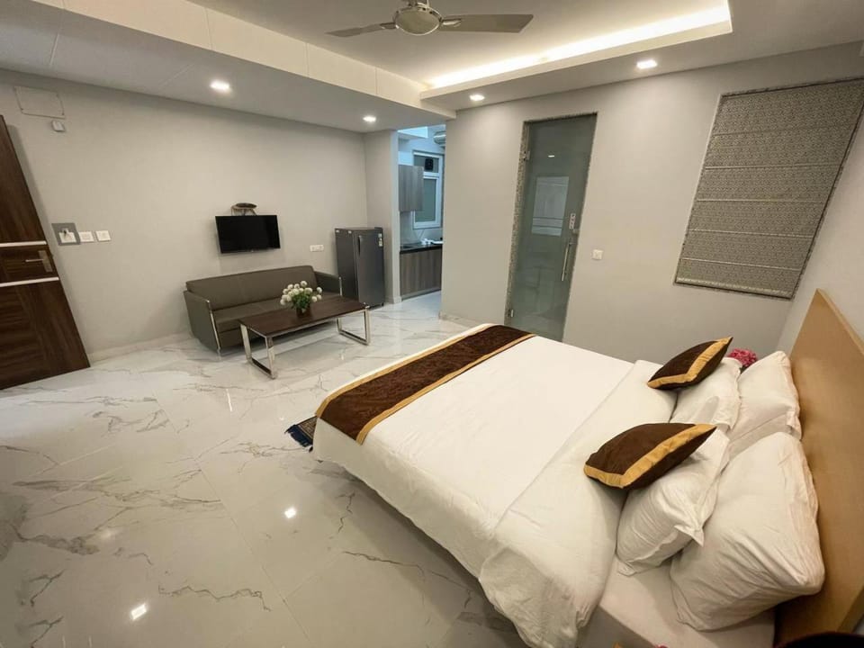 Bed, TV and multimedia, Photo of the whole room, Seating area, Bedroom