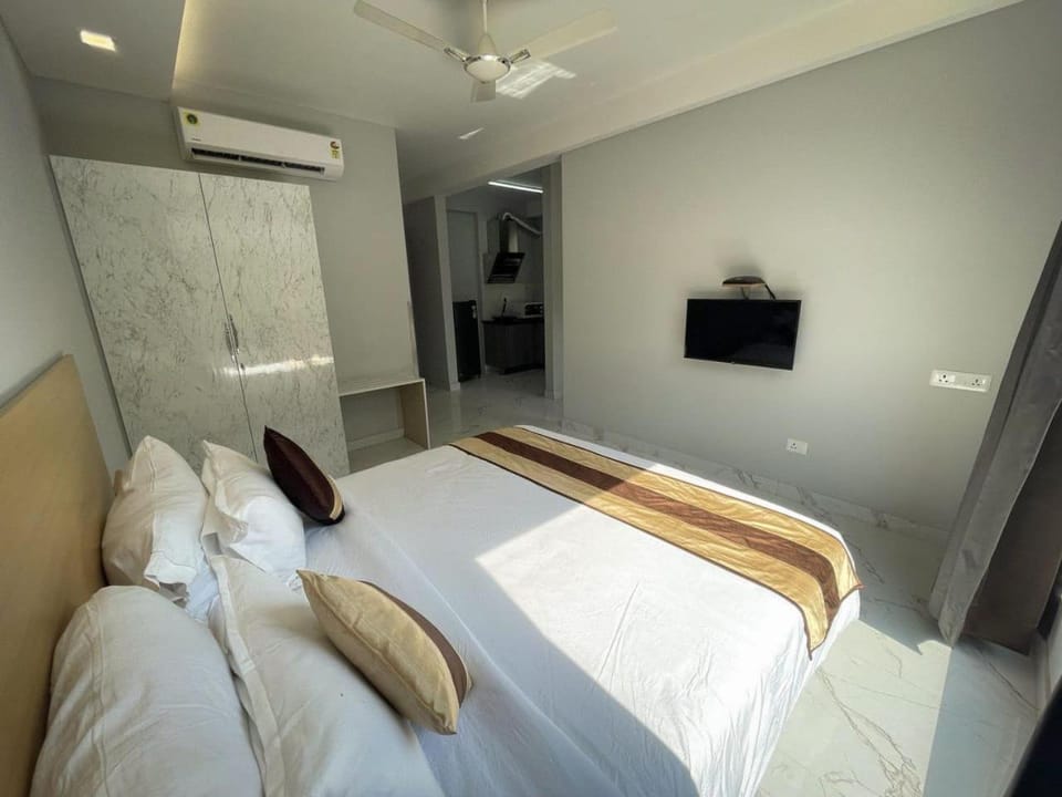 Bed, TV and multimedia, Photo of the whole room, Bedroom, towels, air conditioner