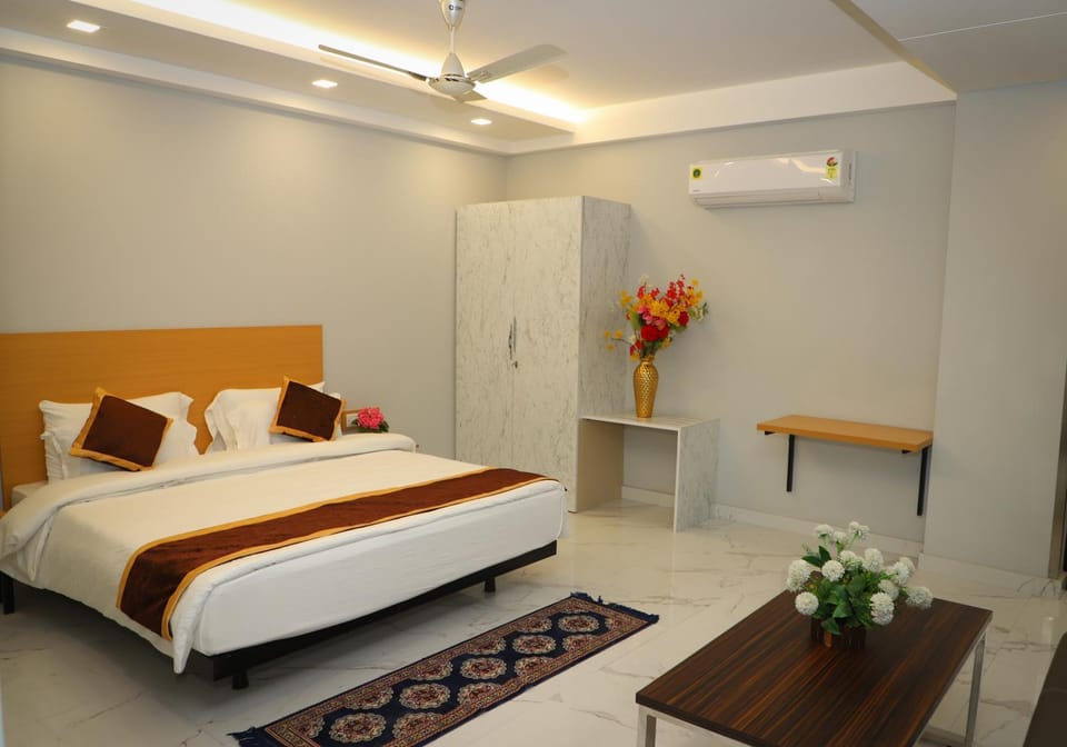 Bed, Photo of the whole room, Bedroom, wardrobe, air conditioner