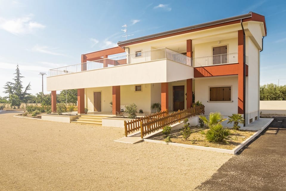 Property building, Patio, Facade/entrance, Garden