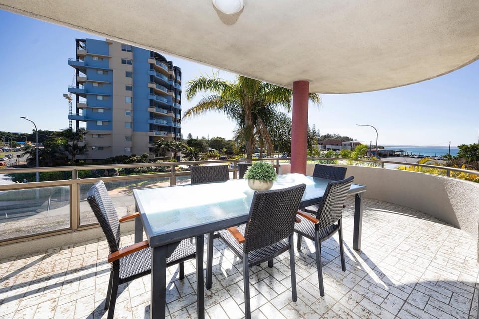 View (from property/room), Balcony/Terrace, Dining area, Sea view