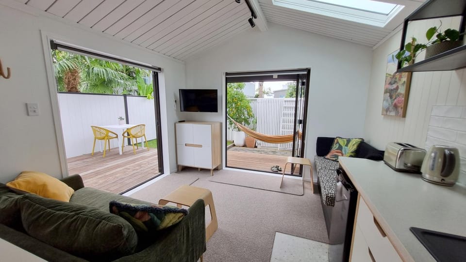 Azores Harbourside Studio - private self contained unit Apartment in Tauranga