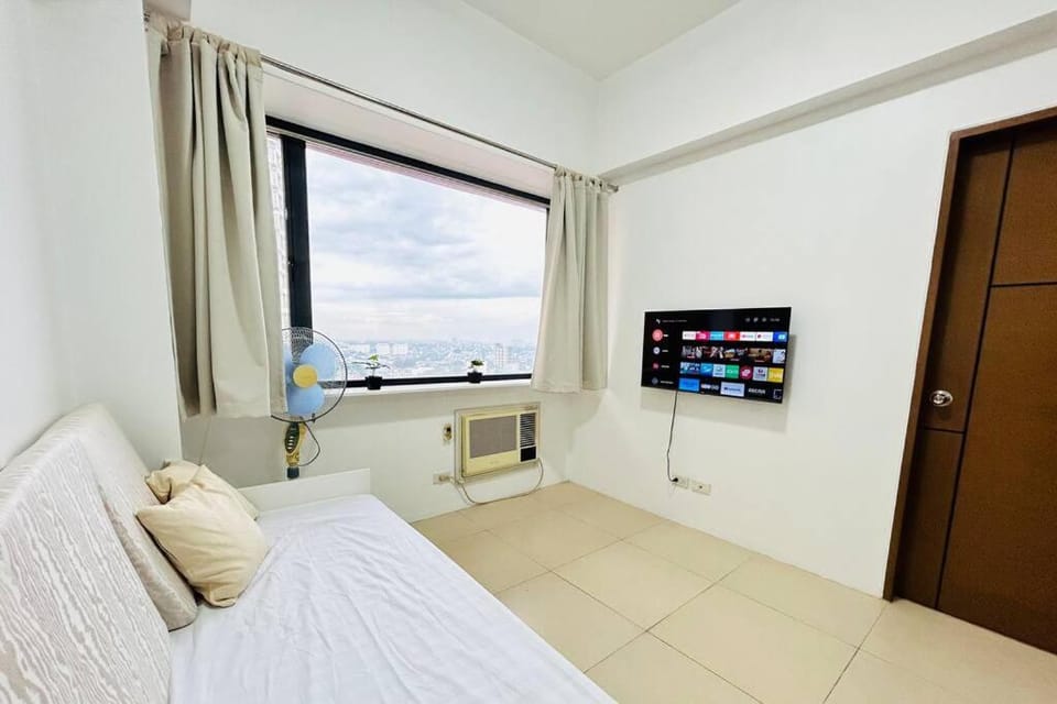 Communal lounge/ TV room, Bed, TV and multimedia