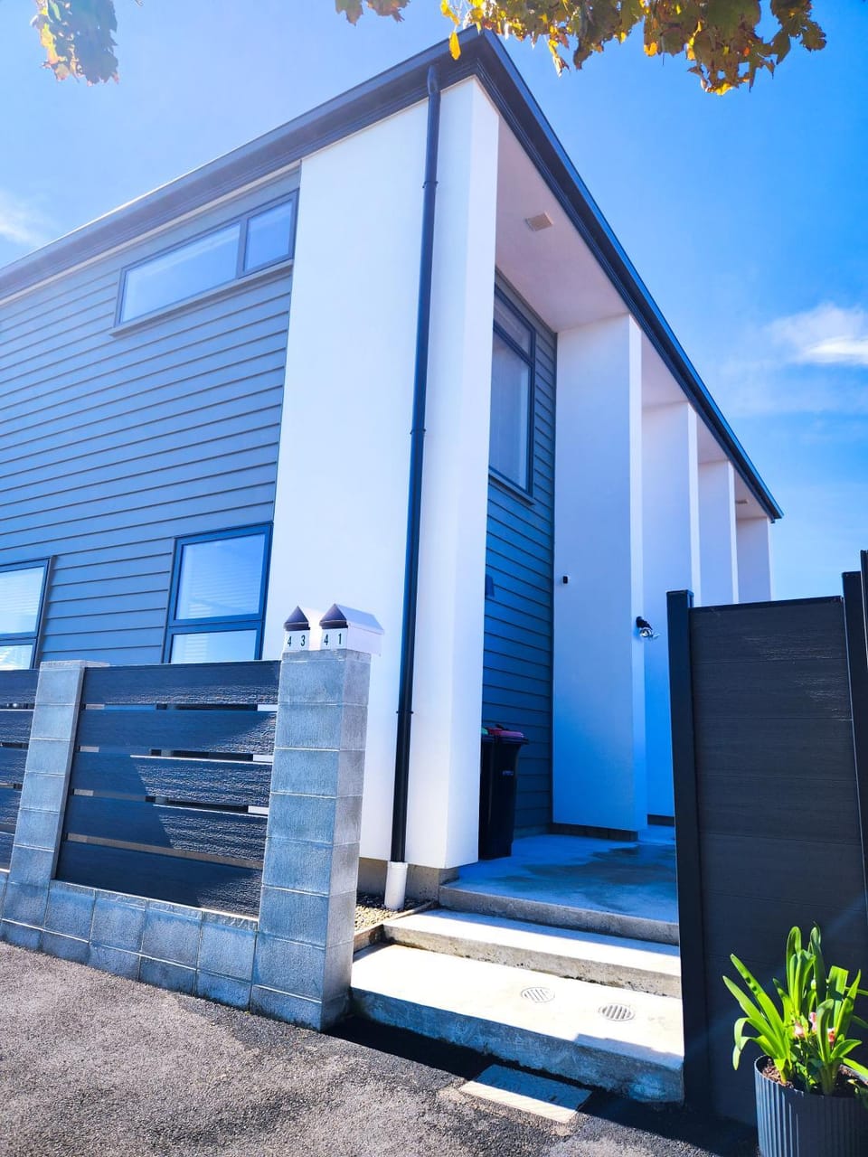New Modern Townhouse Near Town& Beach Apartment in Dunedin