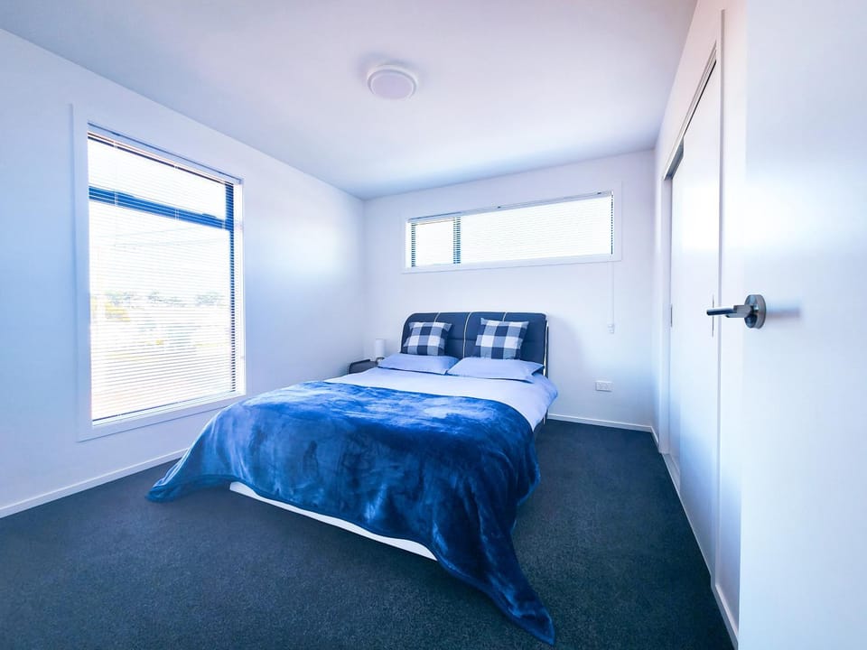New Modern Townhouse Near Town& Beach Apartment in Dunedin