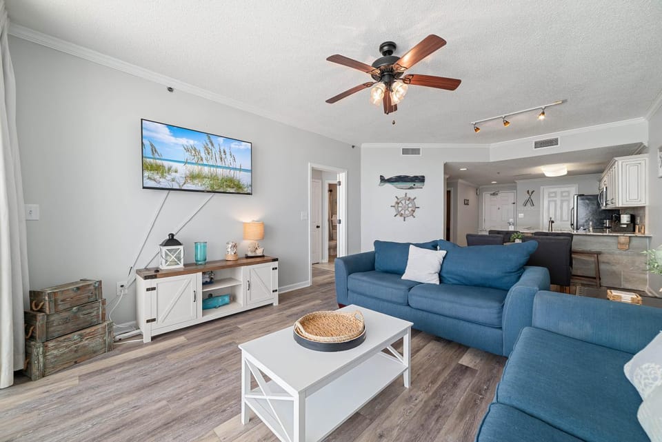 TV and multimedia, Kitchen or kitchenette, Living room, Seating area