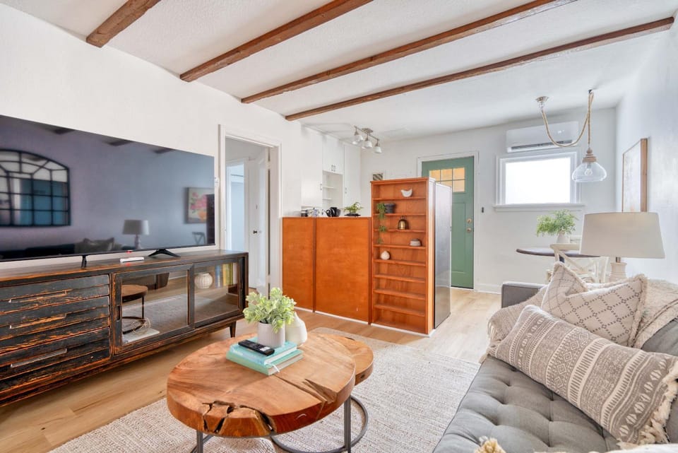 Stay Portland - The Garden Cottage on Broadway- 94 WalkScore Apartment in Portland