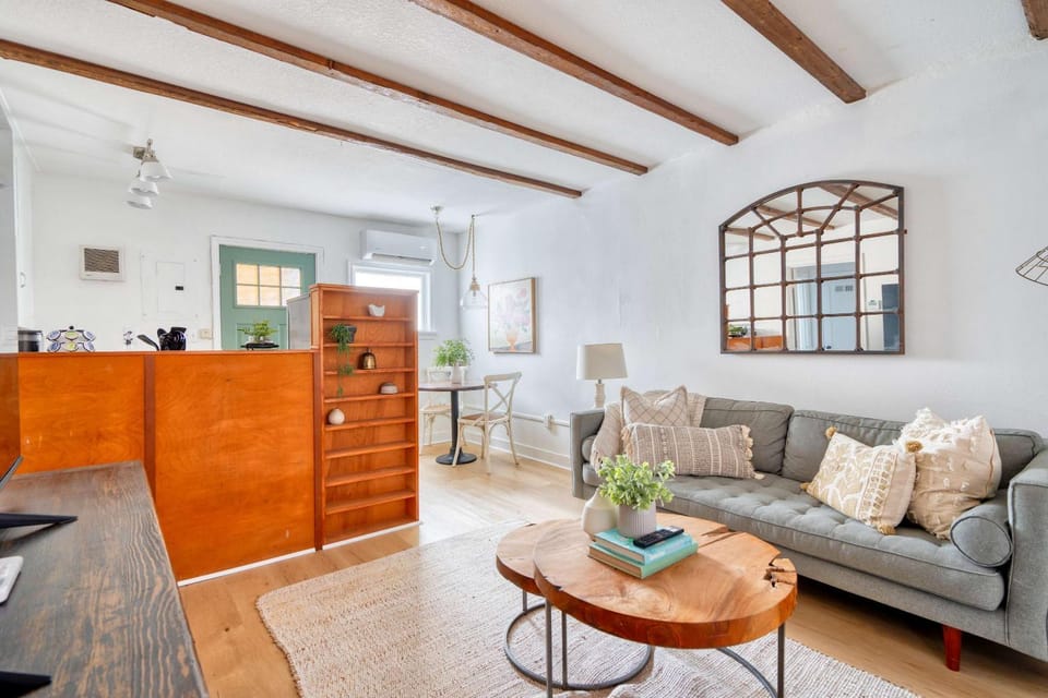 Stay Portland - The Garden Cottage on Broadway- 94 WalkScore Apartment in Portland