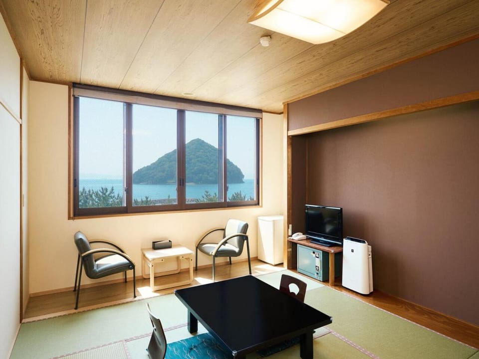 Natural landscape, TV and multimedia, Living room, Seating area