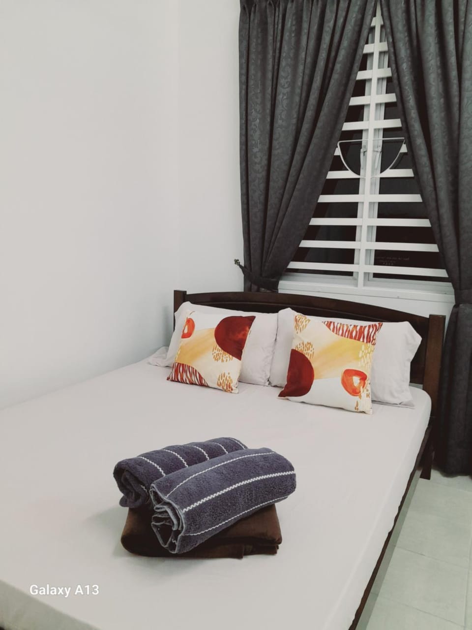 Photo of the whole room, Bedroom, towels