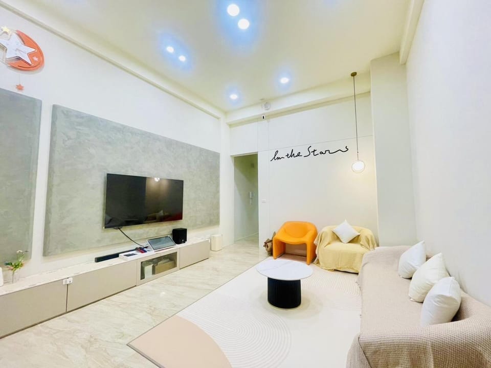 Communal lounge/ TV room, Communal lounge/ TV room, Karaoke, TV and multimedia, Living room, Decorative detail, Seating area, Evening entertainment, group of guests, Family, pet friendly