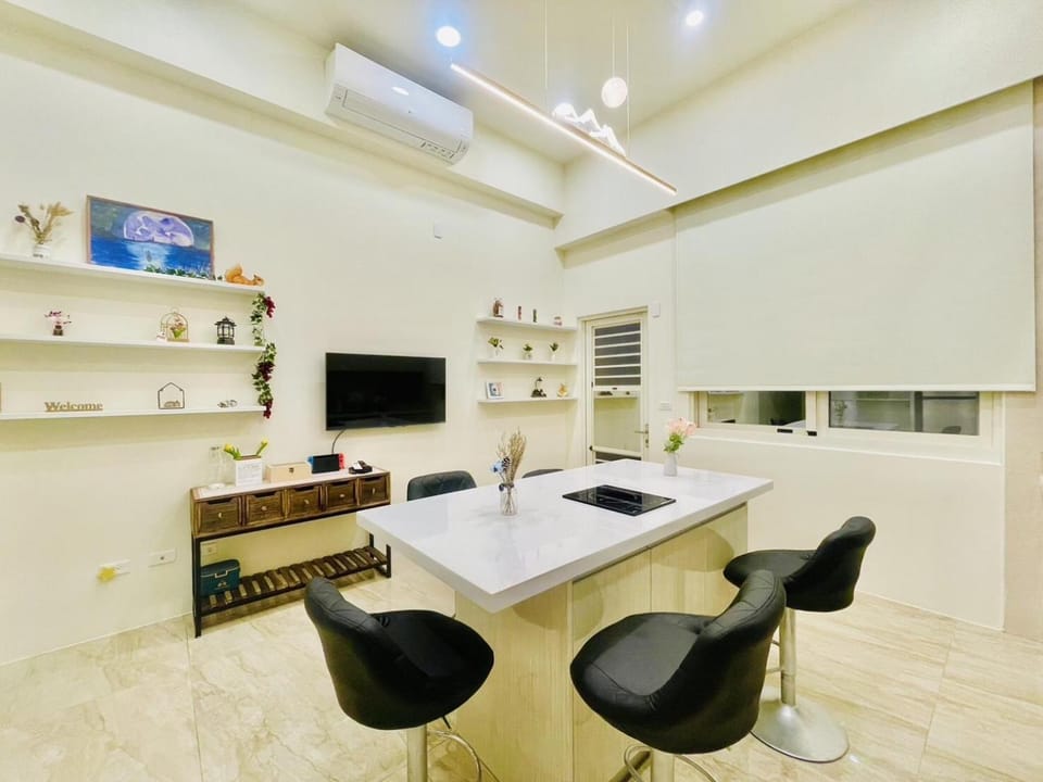 Restaurant/places to eat, Communal lounge/ TV room, Children play ground, TV and multimedia, Kitchen or kitchenette, Kitchen or kitchenette, Lounge or bar, Decorative detail, Seating area, Dining area, Communal kitchen, stove, kitchen, air conditioner