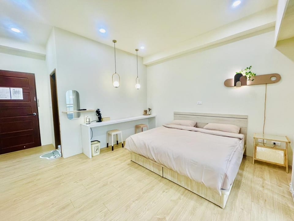 Bed, View (from property/room), Balcony/Terrace, Photo of the whole room, Bedroom, On site, City view, Garden view, Street view, heating, towels