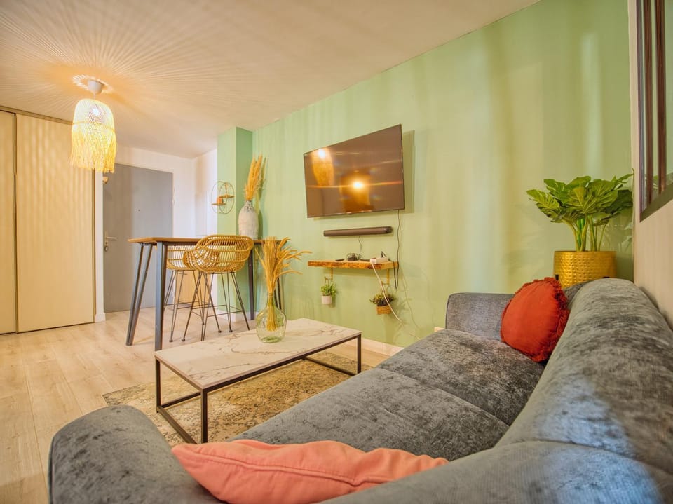 TV and multimedia, Living room, Seating area, Dining area