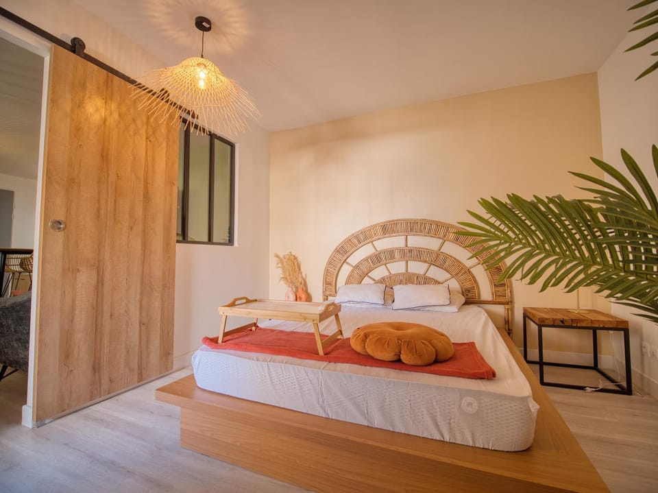 Bed, Photo of the whole room, Bedroom