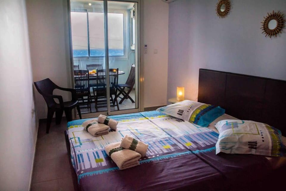 Bed, Bedroom, towels