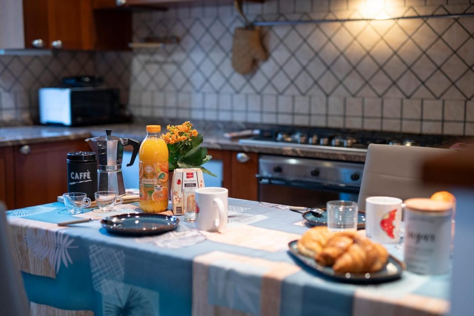 Coffee/tea facilities, Kitchen or kitchenette, Dining area, Breakfast, minibar