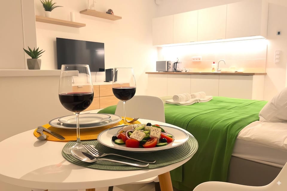TV and multimedia, Kitchen or kitchenette, Dining area, Food, Alcoholic drinks