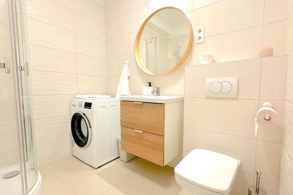 Shower, Toilet, Bathroom, towels, washing machine