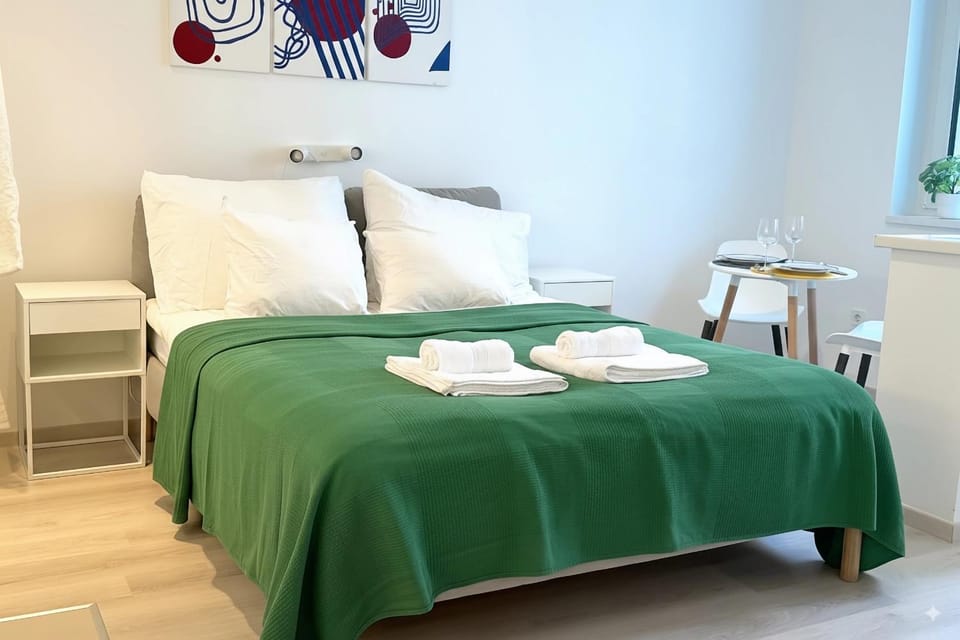 Bed, Photo of the whole room, Logo/Certificate/Sign, Bedroom, towels