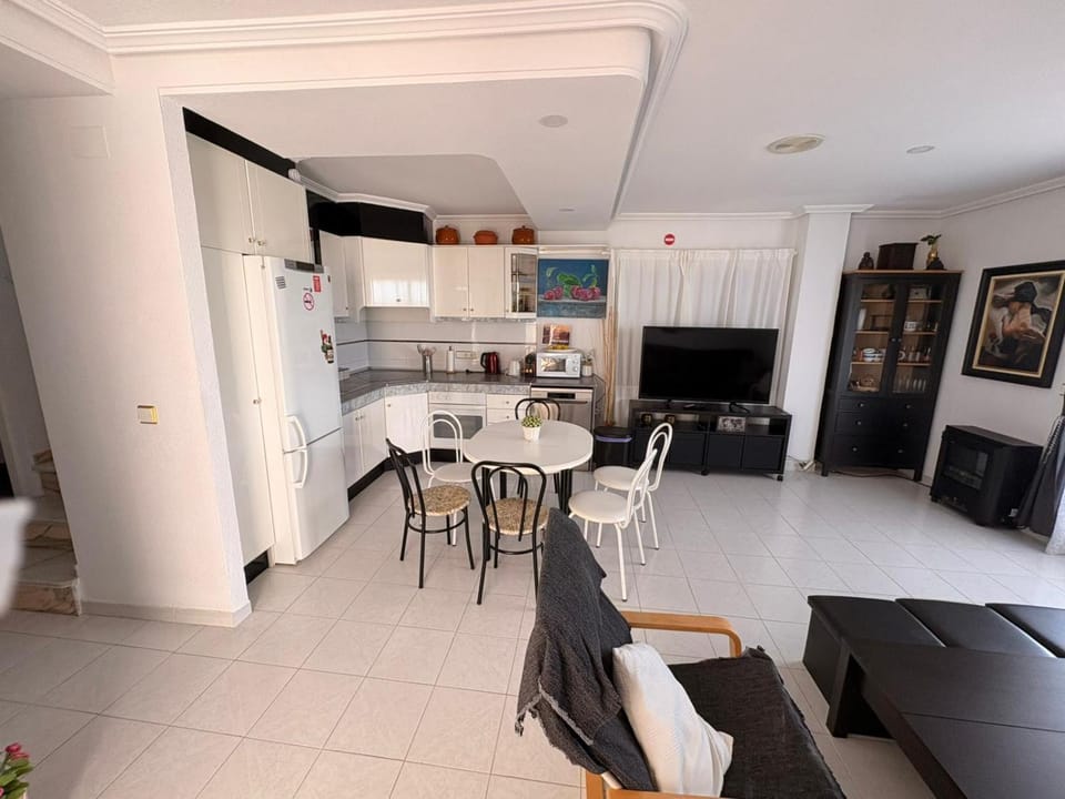 Communal lounge/ TV room, stove, kitchen