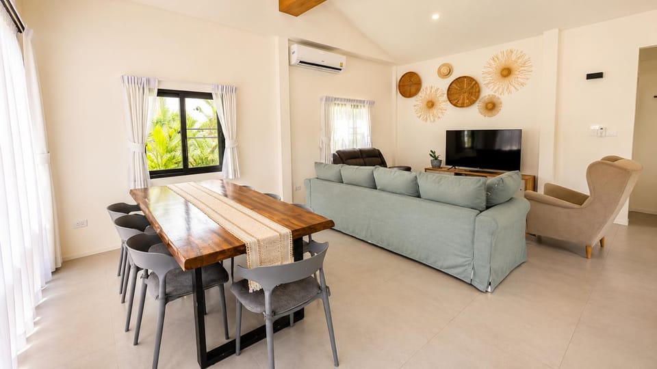 Communal lounge/ TV room, Living room, Seating area, Dining area, air conditioner