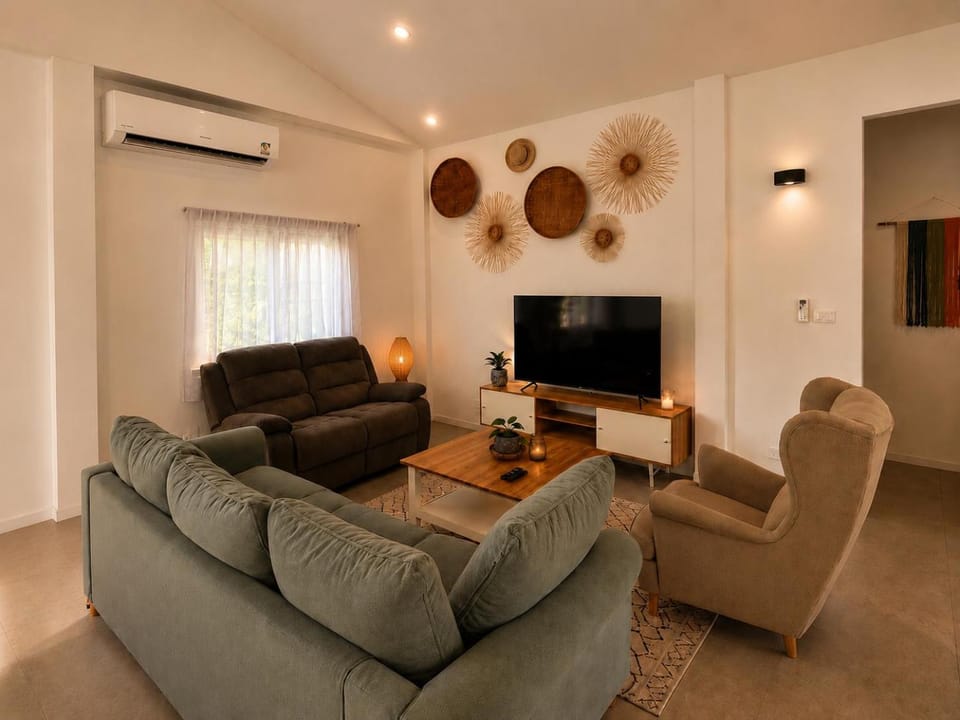 Communal lounge/ TV room, Living room, Seating area, Evening entertainment, air conditioner