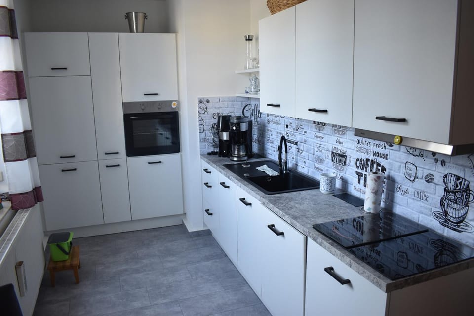 Coffee/tea facilities, Kitchen or kitchenette, dishwasher, oven, stove, toaster