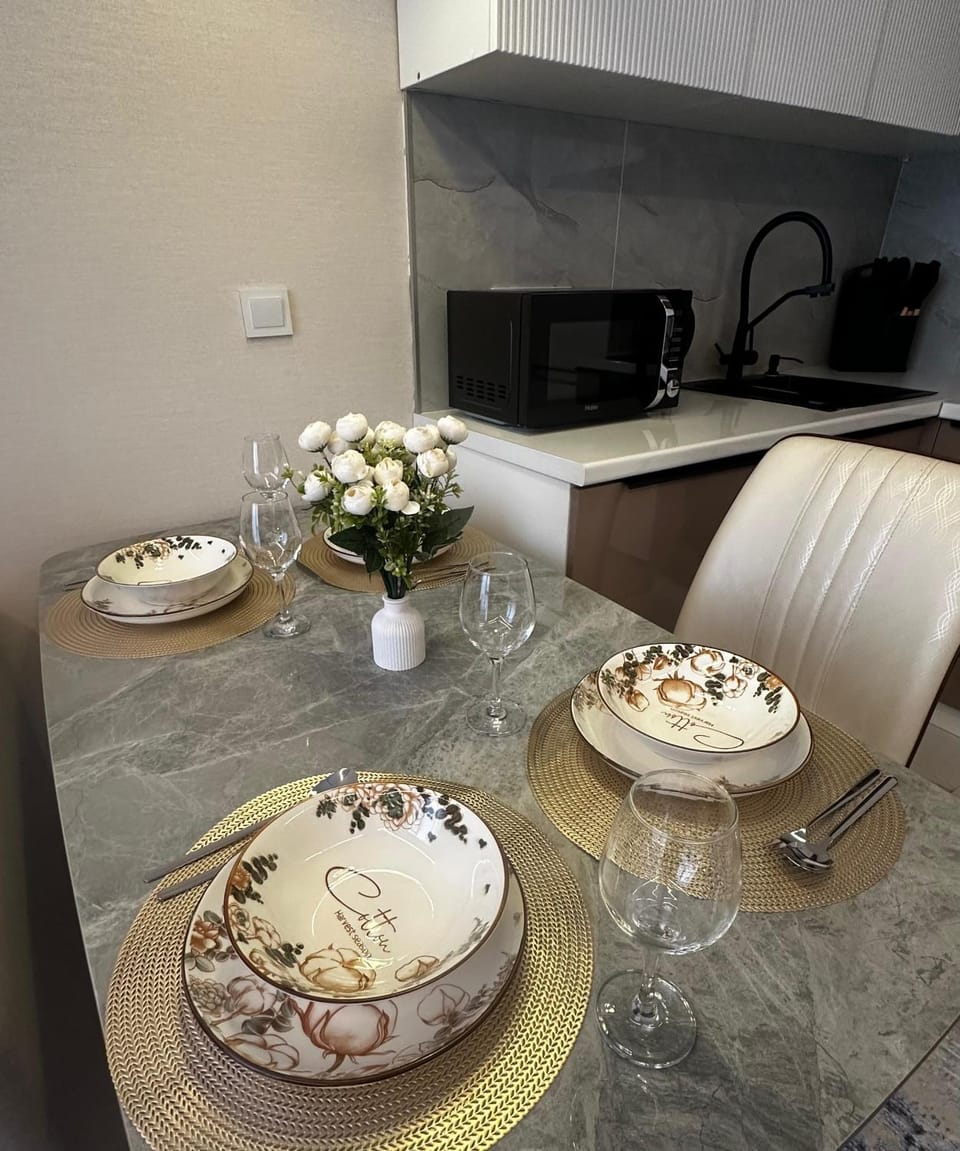 Kitchen or kitchenette, Dining area