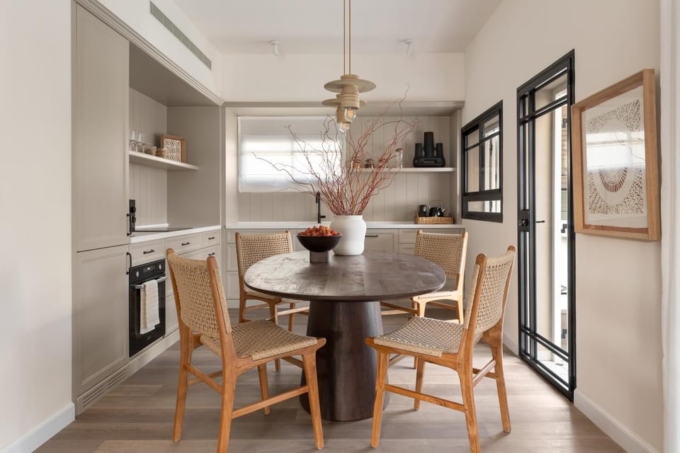 Kitchen or kitchenette, Dining area, stove