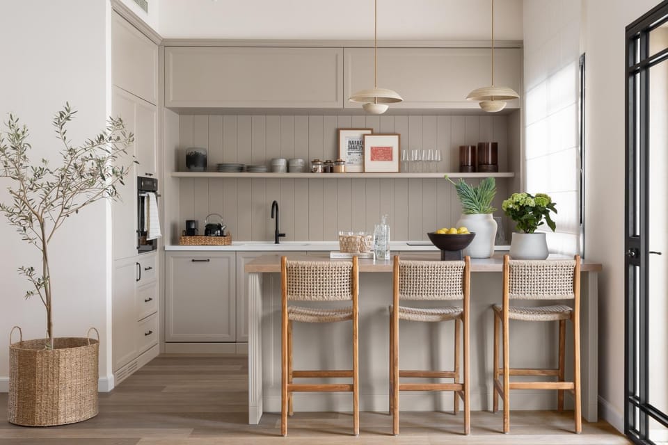 Coffee/tea facilities, Kitchen or kitchenette, Dining area, oven, stove