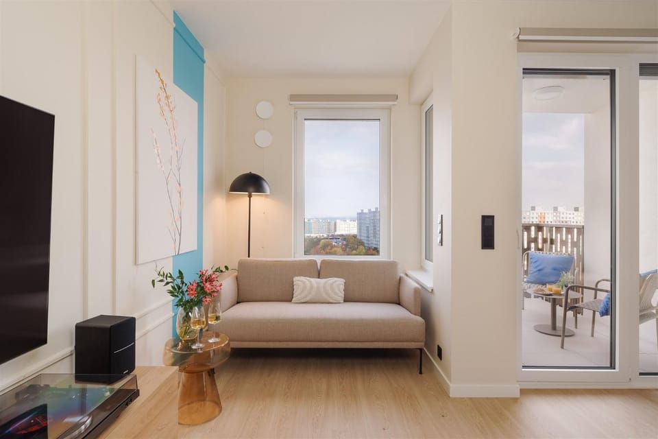 Bed, TV and multimedia, Living room, Photo of the whole room, Seating area, Bedroom