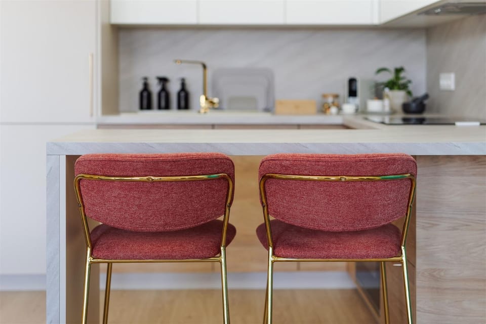 Kitchen or kitchenette, Living room, Seating area, Dining area