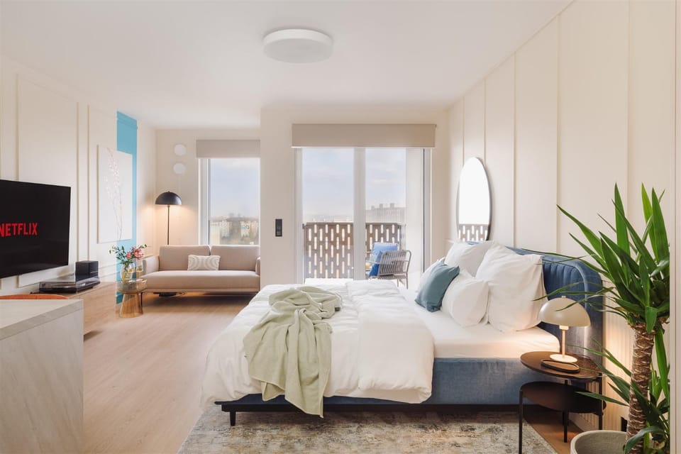 Bed, TV and multimedia, Living room, Photo of the whole room, Seating area, Bedroom, towels