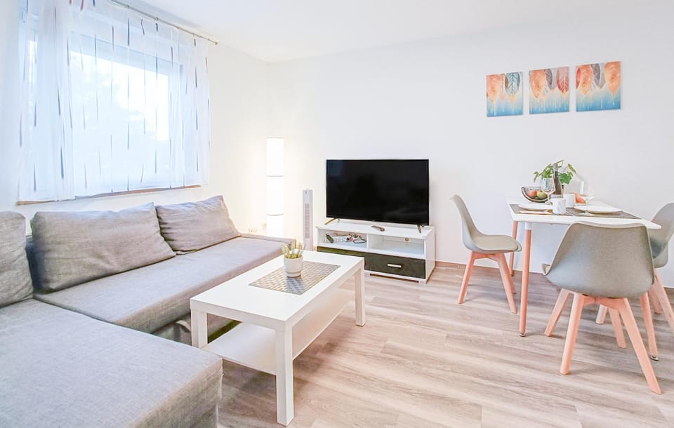 Communal lounge/ TV room, TV and multimedia, Living room, Seating area, Dining area, Evening entertainment