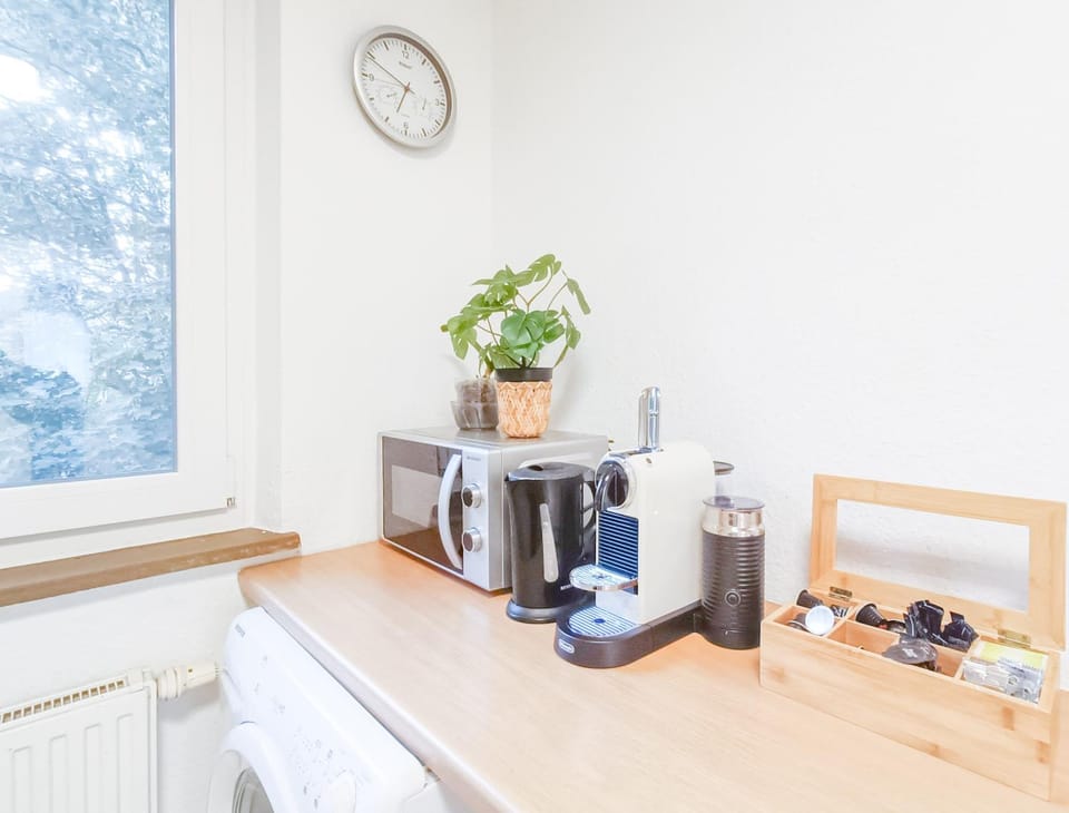 Coffee/tea facilities, Kitchen or kitchenette, Food and drinks, Dining area, Food
