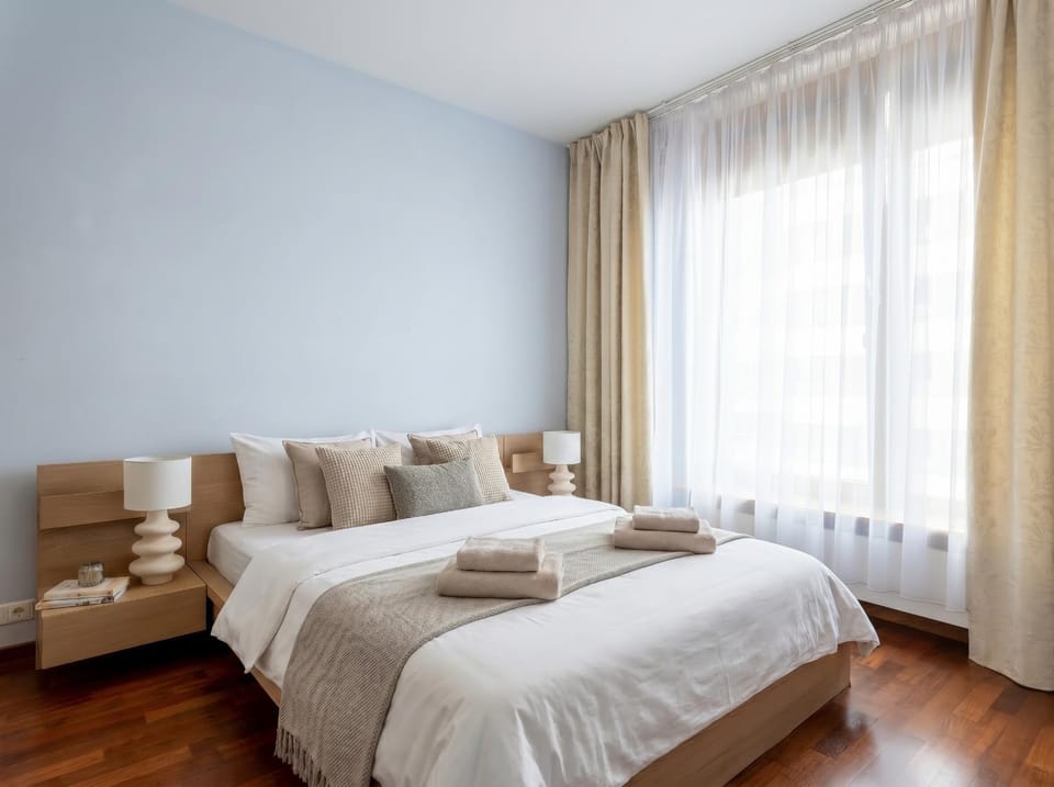 Bed, Living room, Photo of the whole room, Seating area, Bedroom, towels