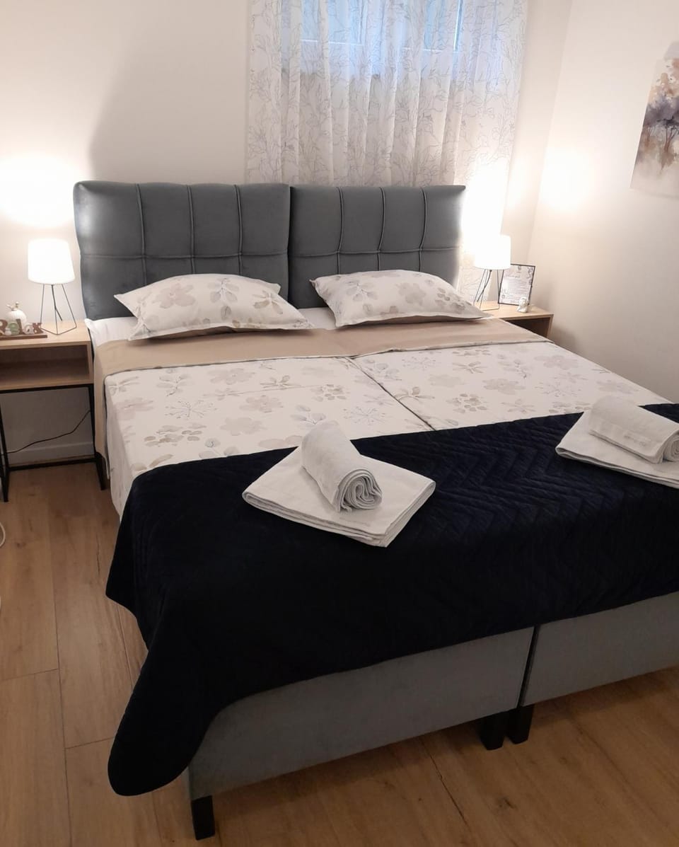 Bed, Bedroom, towels