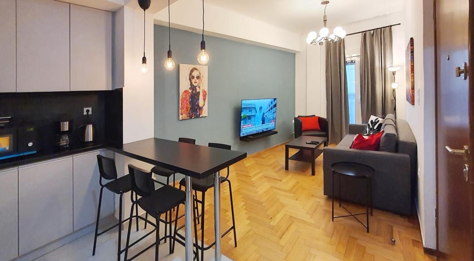 TV and multimedia, Kitchen or kitchenette, Living room, Seating area, Dining area