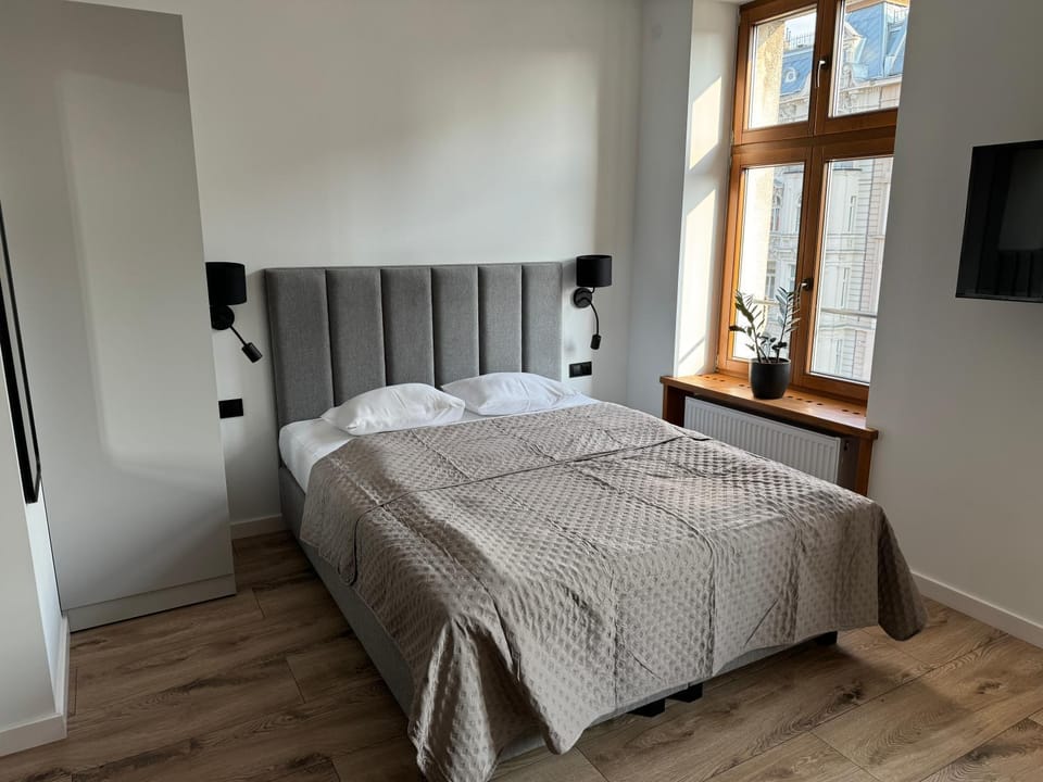 Bed, TV and multimedia, Photo of the whole room, Bedroom