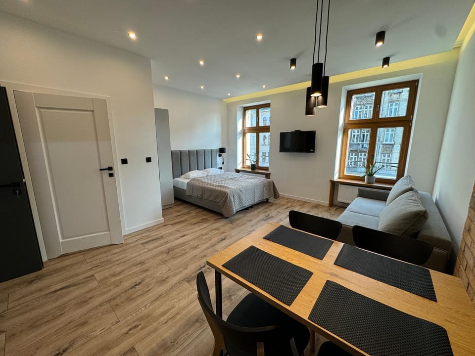 Bed, TV and multimedia, Living room, Photo of the whole room, Seating area, Bedroom