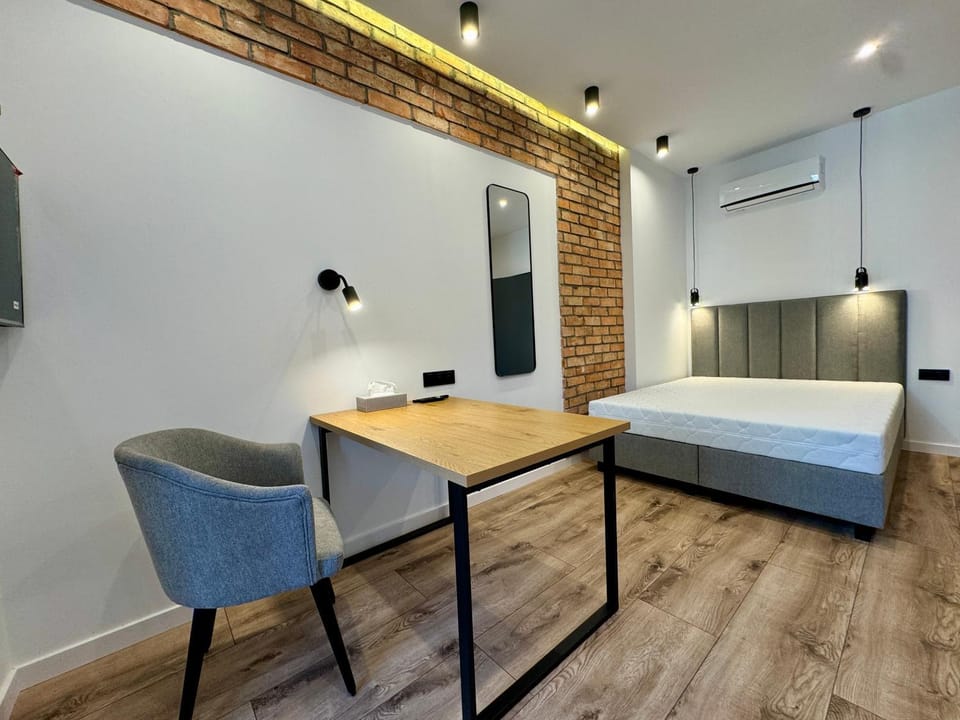 Bed, Photo of the whole room, Seating area, Bedroom, air conditioner