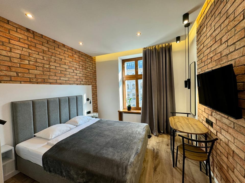 Bed, TV and multimedia, Photo of the whole room, Bedroom
